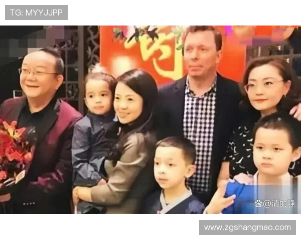 王刚在领队陪同下与球迷见面 双方坦诚道歉化解误会